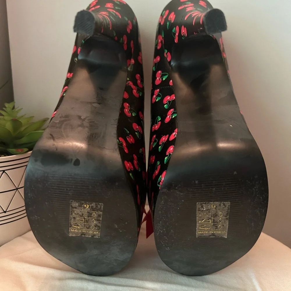 Pin Up Couture Platform Heels - Picture 5 of 8